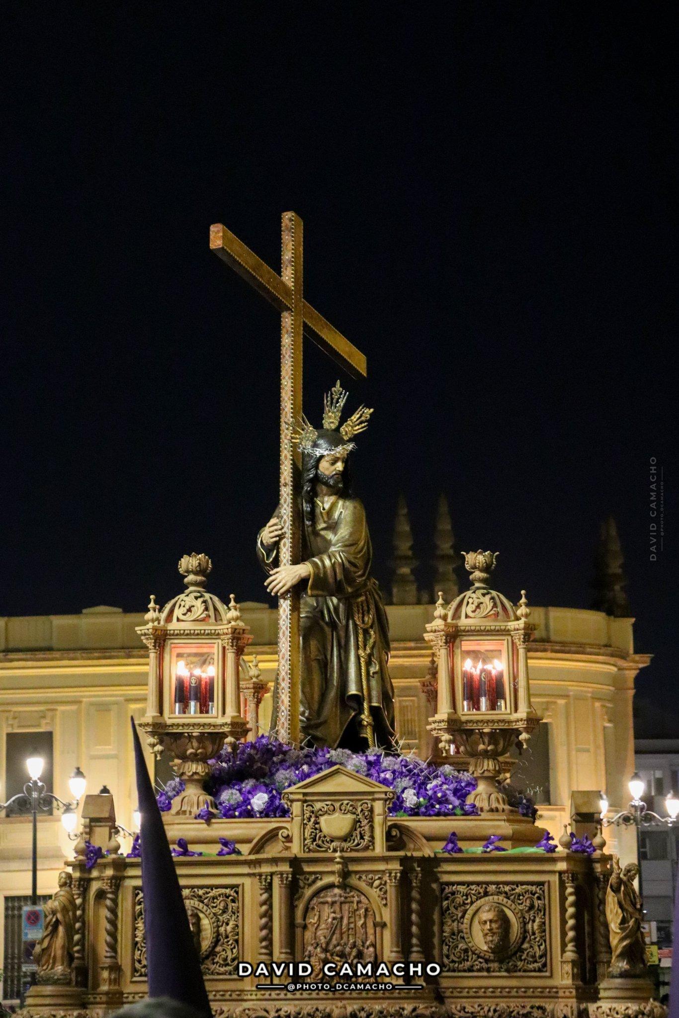 Paso del Santísimo Cristo de la Corona en las calles de Sevilla