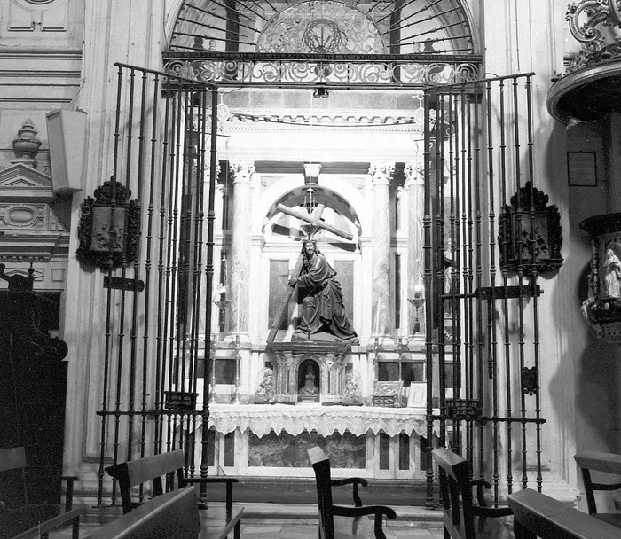 El Cristo de la Corona en su capilla de la Parroquia del Sagrario