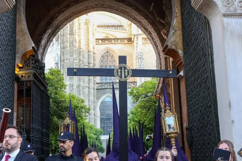 Enseres procesionales de la Hermandad: cruz de guía y varas